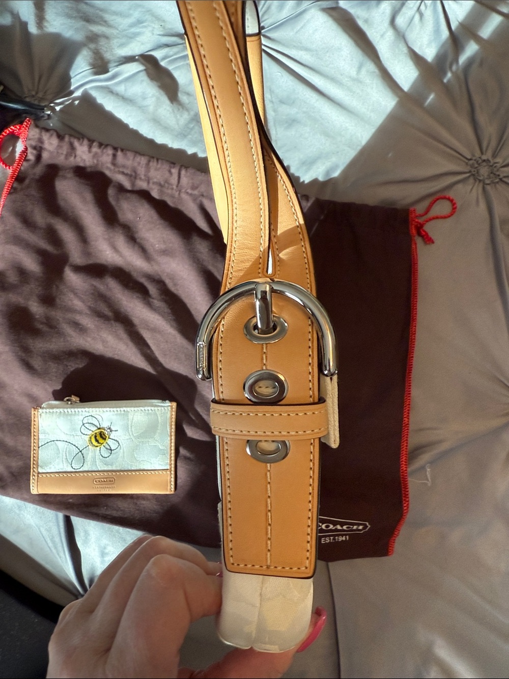 Coach Cream Signature Canvas Shoulder Bag with Tan Trim and Bee Appliqué - Picture 3 of 8